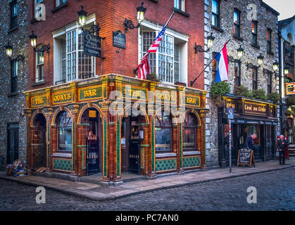 Dublín, Irlanda, marzo de 2018, edificio de pubs “The Quays Bar” en el distrito de Temple Bar Foto de stock