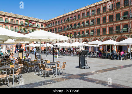 Cafeterías y restaurantes en la Plaza de la Corredera, Córdoba, Andalucía, España, Europa Foto de stock