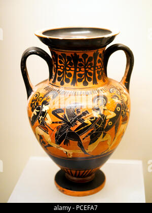 Ático figura negra amphora con Heracles luchando con las Amazonas desde el Osteria necrópolis 530-510 BC - Museo Nacional Etrusco de Villa Giulia - Roma, Italia Foto de stock