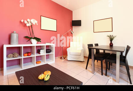 El interior del apartamento, salón con pared roja Foto de stock