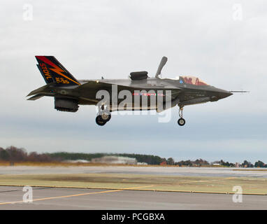 Río Patuxent, Maryland (Dec. 7, 2012) Gral. C. R. Clift, un piloto de pruebas del Marine Corps, moscas BF-1, un F-35B Lightning II, en un corto despegue y aterrizaje vertical misión del modo. El vuelo marcó el vuelo de prueba de desarrollo 1000para el F-35B Lightning II en el programa del sistema del programa de la fase de desarrollo y demostración. El F-35B es la variante del Lightning II diseñado para su uso por la Infantería de Marina, así como el F-35 socios internacionales en el Reino Unido e Italia. El F-35B es capaz de despegues y aterrizajes cortos vertical para permitir la proyección de la fuerza aérea desde embarcaciones anfibias, SK.