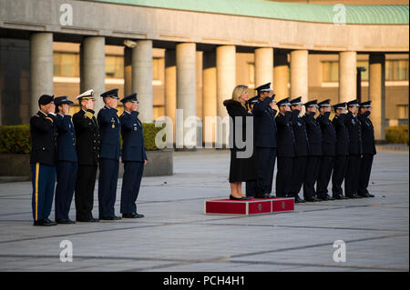 Tokio, Japón (Noviembre 21, 2014) La Secretaria de la Fuerza Aérea Deborah Lee James recibe una guardia de honor en la ceremonia de el Ministerio japonés de defensa. [Departamento de Estado