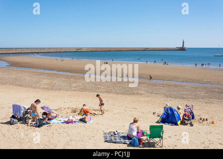 La playa y el muelle Roker, Roker, Sunderland, Tyne y desgaste, England, Reino Unido Foto de stock