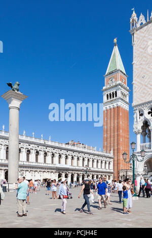 Los turistas en la Plazoleta de San Marcos, con el Palacio Ducal, la Biblioteca Marciana, león alado de San Marcos en su columna, y el Campanile de San Marcos, en Venecia, Véneto, I