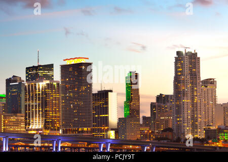 Perfil del centro de la ciudad al atardecer, Miami, Florida, EE.UU.
