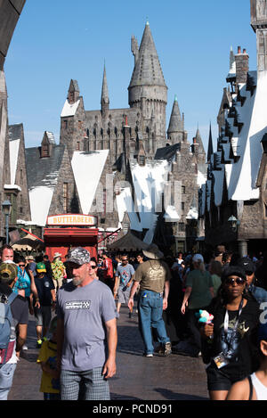 Los Angeles, California, EE.UU. -Julio 30, 2018: el castillo de Hogwarts, el mago del mundo de Harry Potter en Universal Studios Hollywood, en Los Angeles, CA Foto de stock