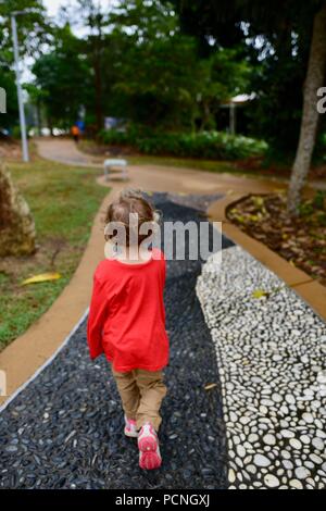 Un niño caminando por un sendero, Cardwell, Queensland, Australia Foto de stock