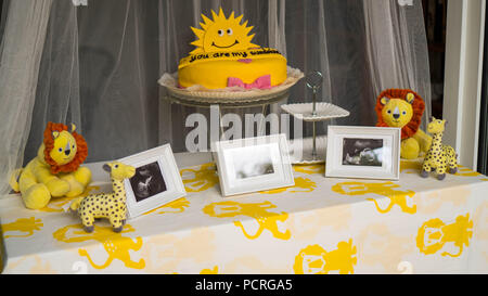 Regalos y decoraciones para baby shower en interiores Fotografía de stock -  Alamy