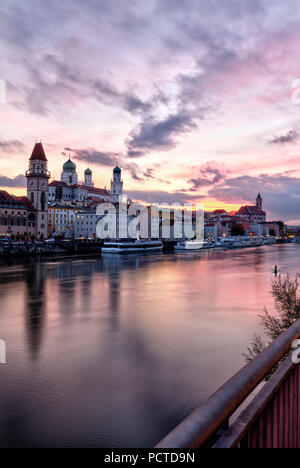 Vistas del Danubio, Passau, el casco antiguo, la hora azul, la Baja Baviera, Baviera, Alemania, Europa