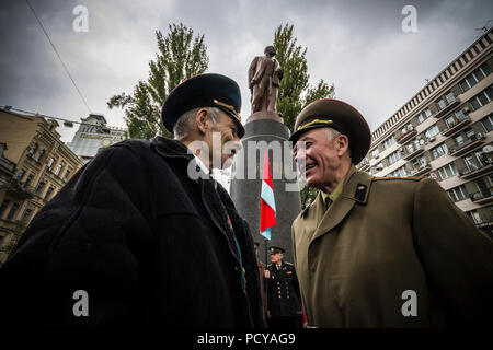Veteranos del Ejército insurgente de Ucrania celebran su 69 aniversario por el monumento a Lenin en Kiev. Foto de stock