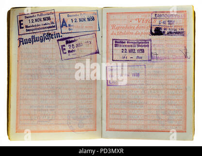 1935's vintage pasaporte francés, alemán de 1938 páginas con visados de marcas, sellos Foto de stock
