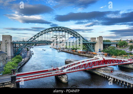 El Columpio puente que cruza el río Tyne entre Newcastle y Gateshead Foto de stock