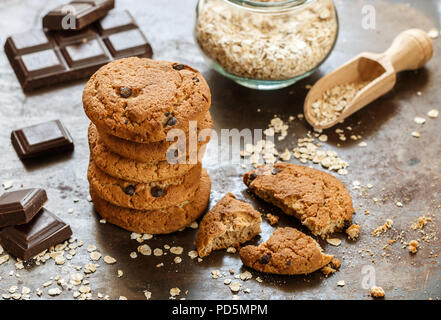 Avena de trigo entero caseras galletas con trocitos de chocolate. Sabroso aperitivo saludable para el desayuno. Enfoque selectivo