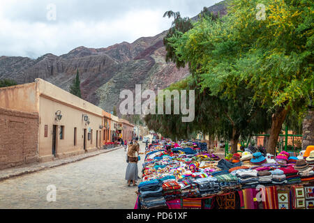 Calle de Purmamarca la ciudad con artesanías tradicionales tenderetes de  ropa - Purmamarca, Jujuy, Argentina Fotografía de stock - Alamy