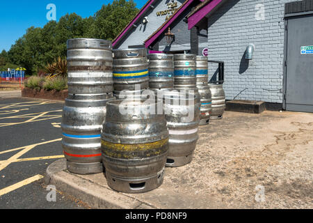 Barriles de cerveza metal apilado fuera de un pub. Foto de stock