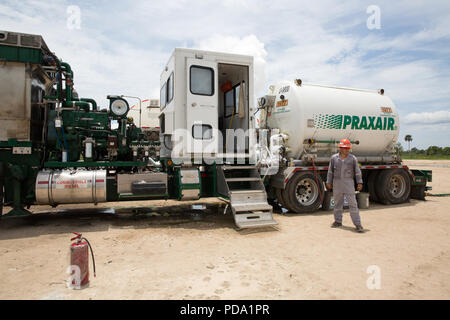 Javier Azuara, un trabajador con contrato de Pemex, bombas de nitrógeno líquido en un pozo petrolero de Pemex en la zona rural del estado de Tabasco, México el 18 de junio de 2018. Crédito de la foto por B