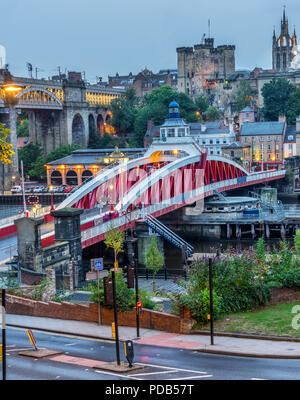 Swing puente que cruza el río Tyne entre Newcastle y Gateshead Foto de stock