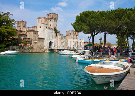 Castillo Scaliger, hito de Sirmione, Lago de Garda, Lombardía, Italia Foto de stock