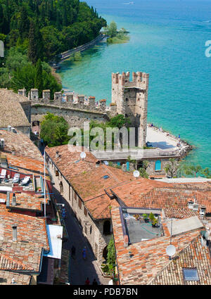Vista desde el castillo Scaliger en el casco antiguo de la ciudad de Sirmione y el Lago de Garda, Lombardía, Italia Foto de stock