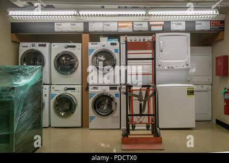 Varias marcas de lavadoras y secadoras residenciales en en un Home Depot en Nueva York el viernes, 26 de enero de 2018. LG que va a aumentar sus precios debido