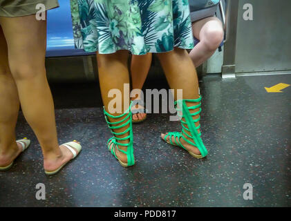 Una mujer lleva esta temporada popular de calzado, sandalias romanas, en el metro de Nueva York domingo, 5 de agosto 2018. (Â© Richard B. Levine Fotografía de stock - Alamy
