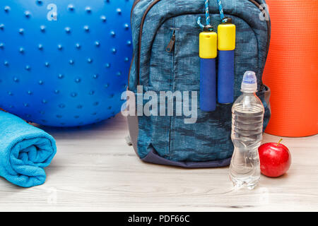 Diferentes herramientas para hacer ejercicio en la habitación Fotografía de  stock - Alamy