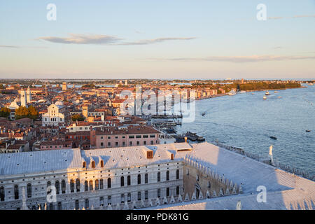 Vista aérea de Venecia antes del atardecer con costa y tejados, Italia