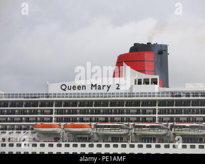 El icónico trasatlántico, Queen Mary 2, uno de los "tres reinas" operado por la compañía Cunard Line; atracó en Southampton, Inglaterra Foto de stock