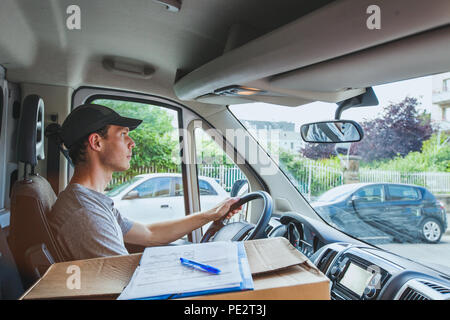 Entrega de trabajo de servicio de transporte, el conductor hombre con caja de paquete de conducción del vehículo automóvil camión