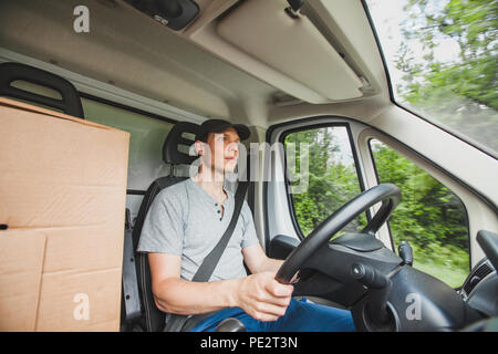 El hombre conductor de camión de conducción de vehículos automóviles, servicio de entrega de paquetes, el transporte de carga de trabajo de ocupación