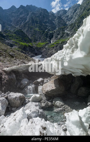 Campo de Hielo Watzman Eiskepelle y montaña. El parque nacional de Berchtesgaden en Baviera, Alemania Campo de Hielo Watzman Eiskepelle y montaña. El parque nacional de Berchtesgaden en Baviera, Alemania