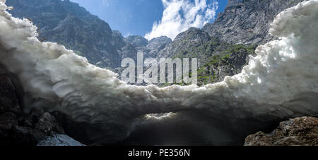 Campo de Hielo Watzman Eiskepelle y montaña. El parque nacional de Berchtesgaden en Baviera, Alemania Campo de Hielo Watzman Eiskepelle y montaña. El parque nacional de Berchtesgaden en Baviera, Alemania