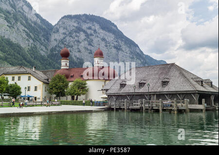 St Bartholomews konigssee iglesia, Lago, Parque Nacional de Berchtesgaden en Baviera, Alemania Foto de stock