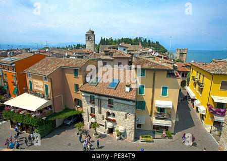 Vista desde el castillo Scaliger en el casco antiguo de la ciudad de Sirmione, Lago de Garda, Lombardía, Italia Foto de stock