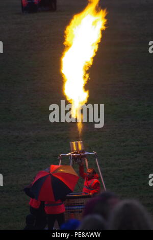 Bristol International Balloon Fiesta, el mal tiempo Finale el show de  luces, las llamas del quemador. En el Reino Unido. Agosto, 2018 Fotografía  de stock - Alamy