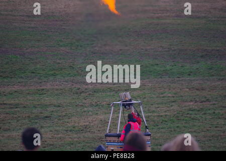 Bristol International Balloon Fiesta, el mal tiempo Finale el show de  luces, las llamas del quemador. En el Reino Unido. Agosto, 2018 Fotografía  de stock - Alamy