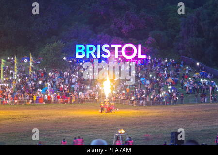 Bristol International Balloon Fiesta, el mal tiempo Finale el show de  luces, las llamas del quemador. En el Reino Unido. Agosto, 2018 Fotografía  de stock - Alamy