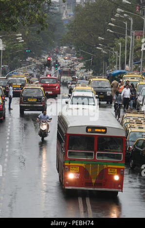 Tráfico en Frere puente después de lluvias monzónicas en Mumbai, India Foto de stock