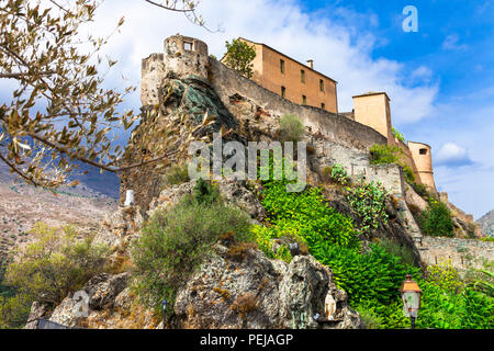 La impresionante fortaleza de Corte village, Córcega, Francia. Foto de stock