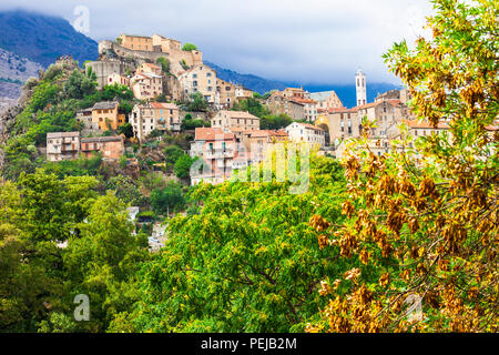 Impresionante Corte village, antigua ciudadela y con vista a la montaña,Corse,Francia. Foto de stock