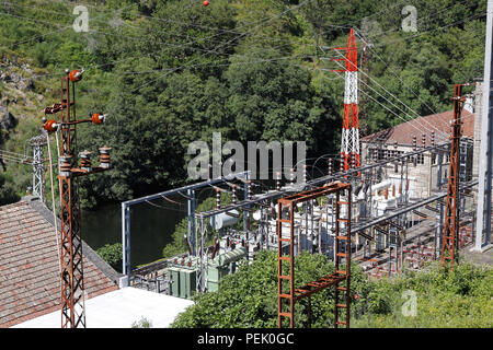 Antiguas instalaciones, cuidada y funcional, de un río de montaña en el norte de Portugal hidroeléctrica Foto de stock