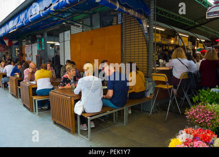 Restaurantes y puestos de comida, Marche couvert des Enfants Rouges, Le Marais, París, Francia Foto de stock