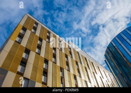 Contraste de colores y formas en las fachadas de los edificios contra el cielo en el centro de la ciudad de Manchester, Reino Unido Foto de stock