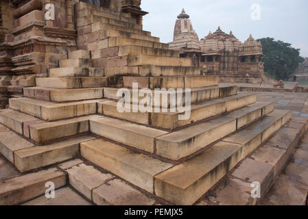 Maravillosamente diseñado y establecido medidas históricas Kandariya Mahadev templo hecho de areniscas con Jagdamba templo en el fondo Khajuraho India Foto de stock