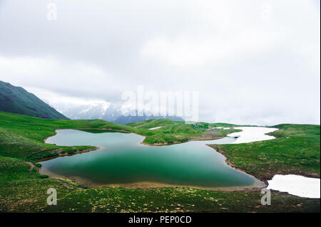 Lago Koruldi montañas del Cáucaso sobre la hora de verano Foto de stock