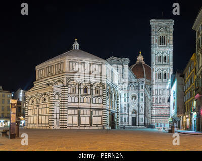 Florencia, Italia - 21 de marzo de 2018: la catedral renacentista, la torre campanario y el baptisterio de Florencia están iluminados por la noche. Foto de stock