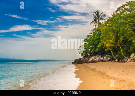Hermoso paisaje de la costa de Petani Beach en la isla de Perhentian Kecil, en Malasia. La apartada playa de arena dorada, el agua color turquesa, el... Foto de stock