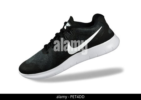 Samut Sakhon Tailandia Agosto 13, 2018 : Lanzamiento de producto Nike Men's sport zapatillas sobre fondo blanco,zapatos Nike Running stock - Alamy