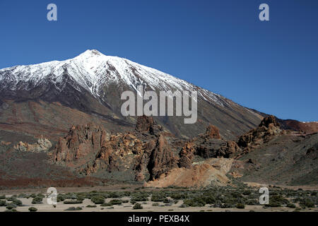 Pico de Teide, la montaña más alta de España en Tenerife en su mejor momento - con un pico blanco. En primer plano las famosas formaciones rocosas conocidas como cathed