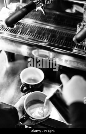 https://l450v.alamy.com/450ves/pexjpk/hacer-cafe-espresso-bw-en-blanco-y-negro-con-detalle-de-cierre-de-la-maquina-moderna-cafeteria-y-gafas-pexjpk.jpg